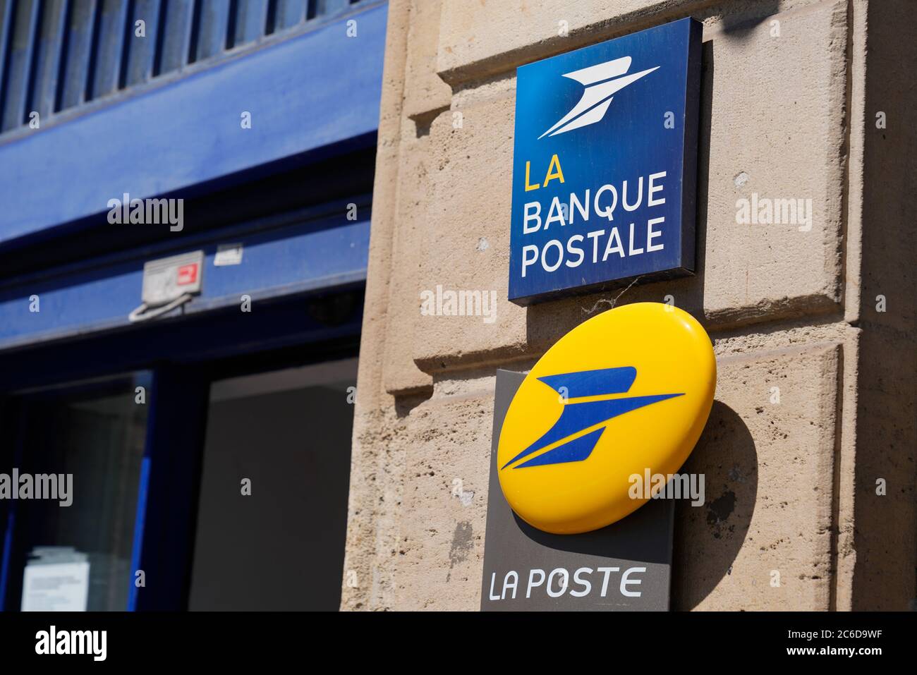 Bordeaux , Aquitaine / France - 07 07 2020 : il segno della posta e il logo del testo della posta del negozio banca francese dell'agenzia postale Foto Stock
