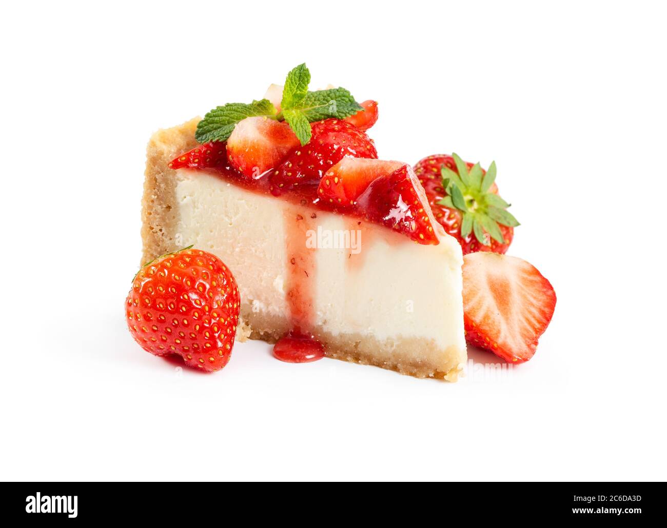 Pezzo di cheesecake con fragole fresche e menta isolato su sfondo bianco Foto Stock