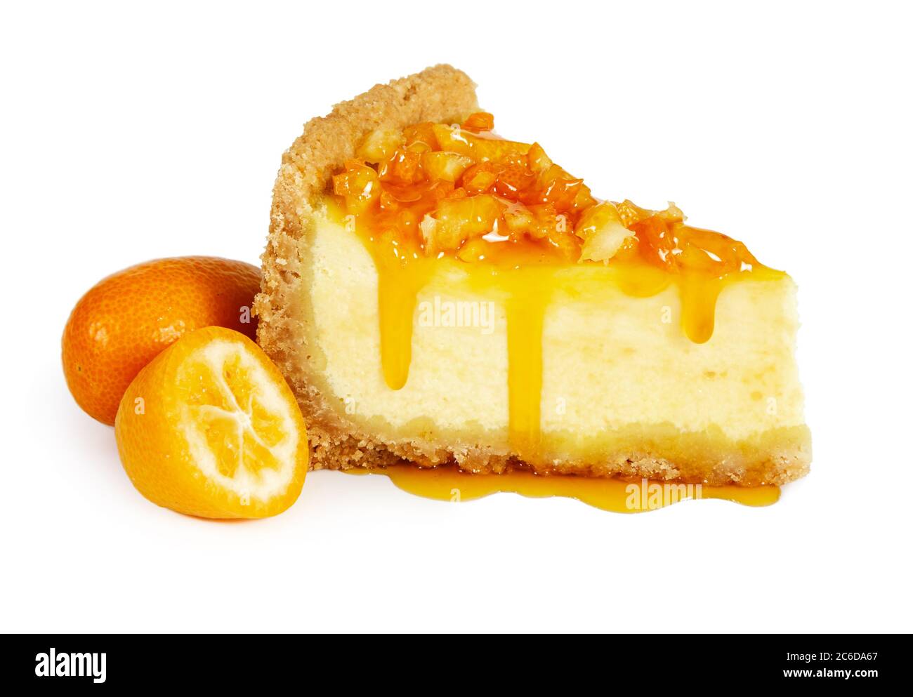 Pezzo di cheesecake con kumquat fresco e sciroppo isolato su sfondo bianco. Foto Stock