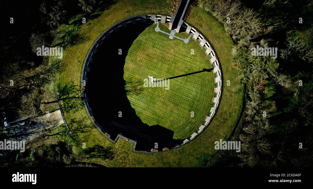 Huisnes-sur-Mer (Normandia, Francia nord-occidentale): Mont-de-Huisnes cimitero di guerra tedesco e il suo mausoleo circolare. 11956 soldati che sono morti durante il mondo Foto Stock