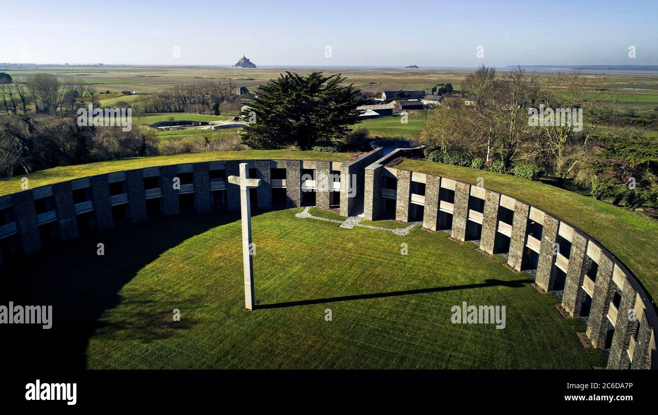 Huisnes-sur-Mer (Normandia, Francia nord-occidentale): Mont-de-Huisnes cimitero di guerra tedesco e il suo mausoleo circolare. 11956 soldati che sono morti durante il mondo Foto Stock