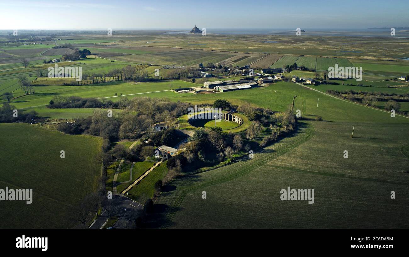 Huisnes-sur-Mer (Normandia, Francia nord-occidentale): Mont-de-Huisnes cimitero di guerra tedesco e il suo mausoleo circolare. 11956 soldati che sono morti durante il mondo Foto Stock