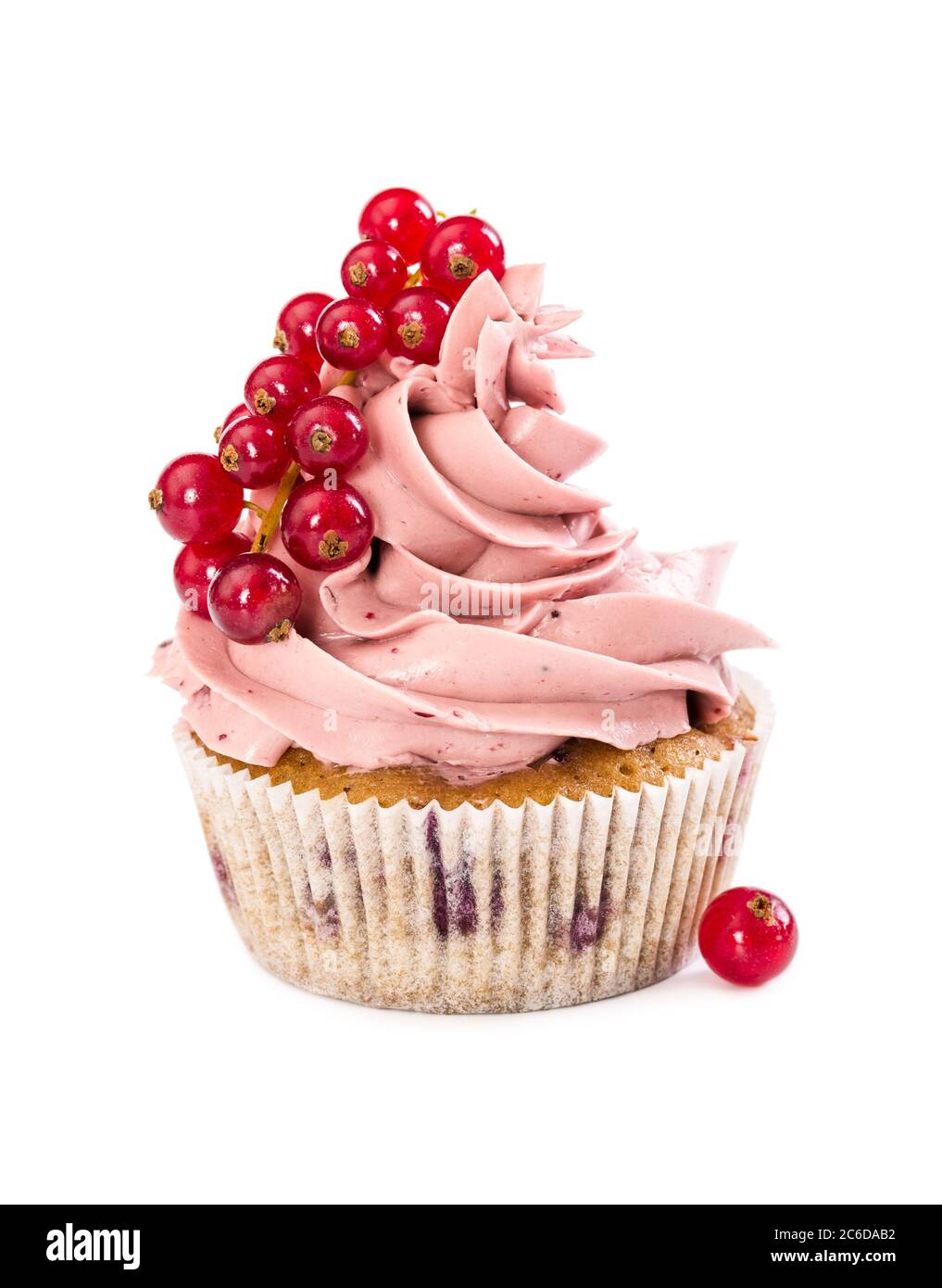 Cupcake con ribes rosso isolato su sfondo bianco Foto Stock