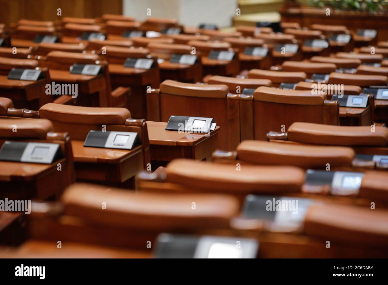 Bucarest / Romania - 30 giugno 2020: Sistema di votazione elettronico all'interno della Camera dei deputati, nel Palazzo del Parlamento. Foto Stock
