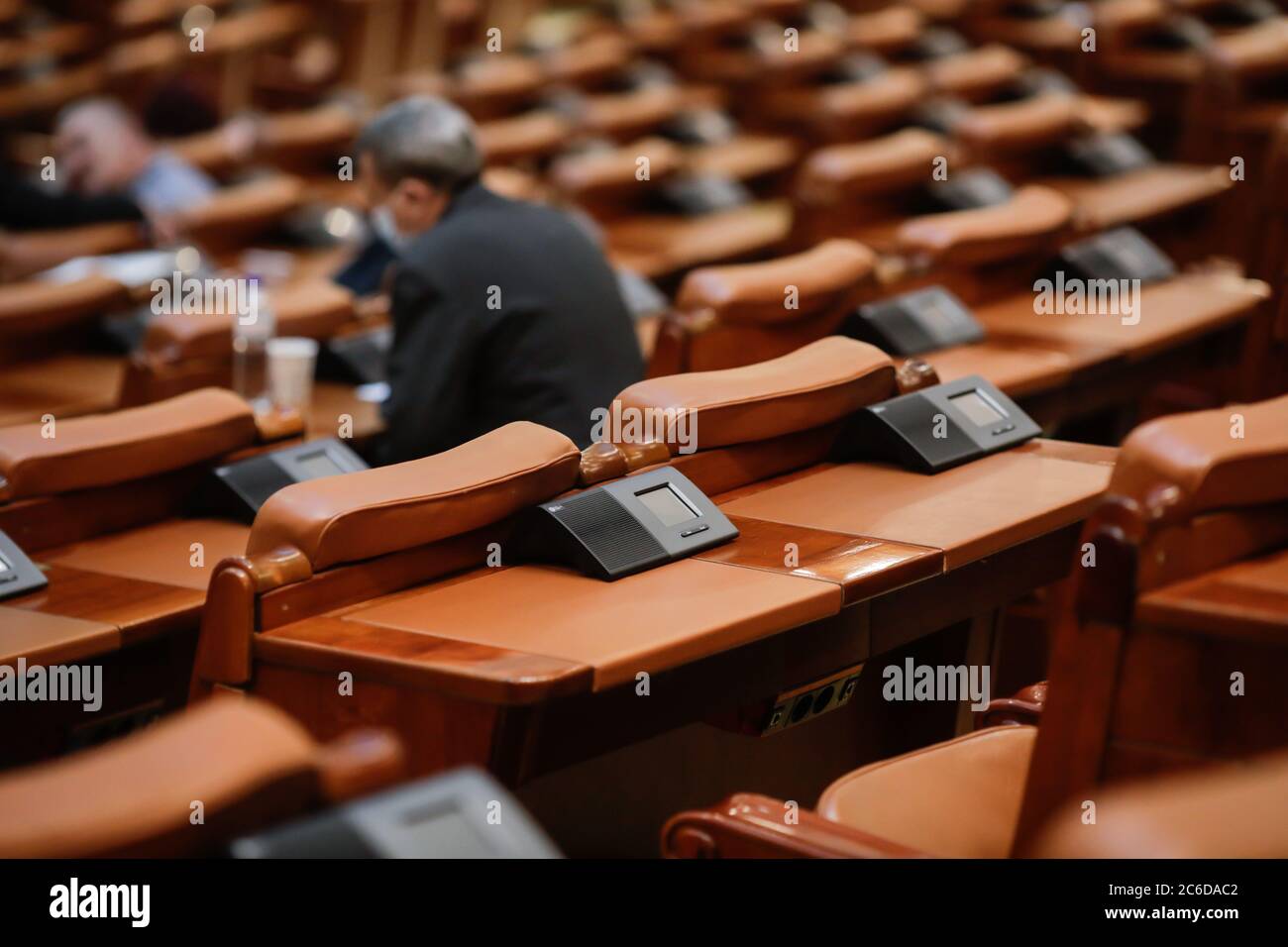 Bucarest / Romania - 30 giugno 2020: Sistema di votazione elettronico all'interno della Camera dei deputati, nel Palazzo del Parlamento. Foto Stock