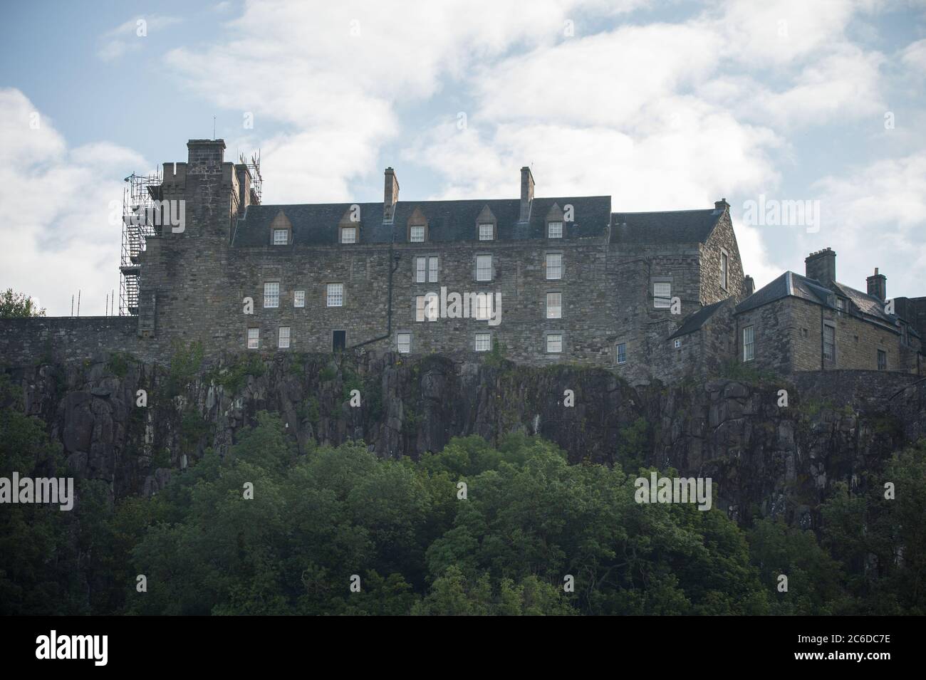 Stirling, Scozia, Regno Unito. 9 luglio 2020. Nella foto: Castello di Stirling, con impalcatura all'esterno del castello dove sono stati eseguiti i lavori. Come il blocco facilita, l'industria turistica di Scotlands sta cercando di aprire il back up per il commercio. Credit: Colin Fisher/Alamy Live News Foto Stock