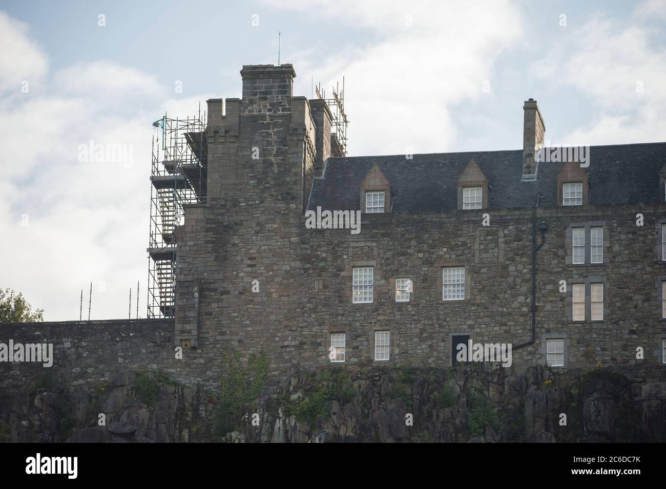 Stirling, Scozia, Regno Unito. 9 luglio 2020. Nella foto: Castello di Stirling, con impalcatura all'esterno del castello dove sono stati eseguiti i lavori. Come il blocco facilita, l'industria turistica di Scotlands sta cercando di aprire il back up per il commercio. Credit: Colin Fisher/Alamy Live News Foto Stock