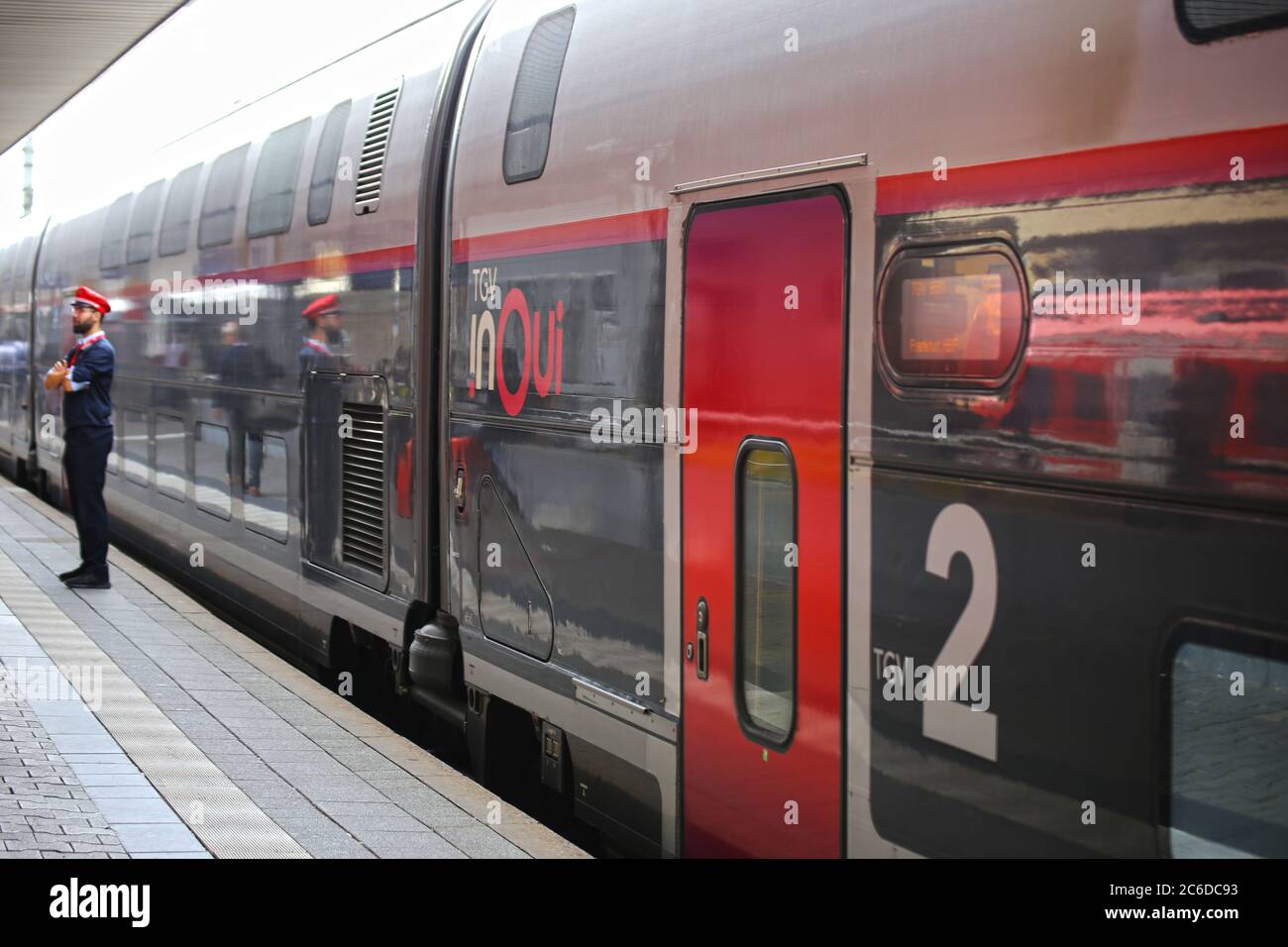 Fermata del TGV alla stazione centrale di Mannheim (Baden-Wurttemberg, Germania, 8 luglio 2020) Foto Stock