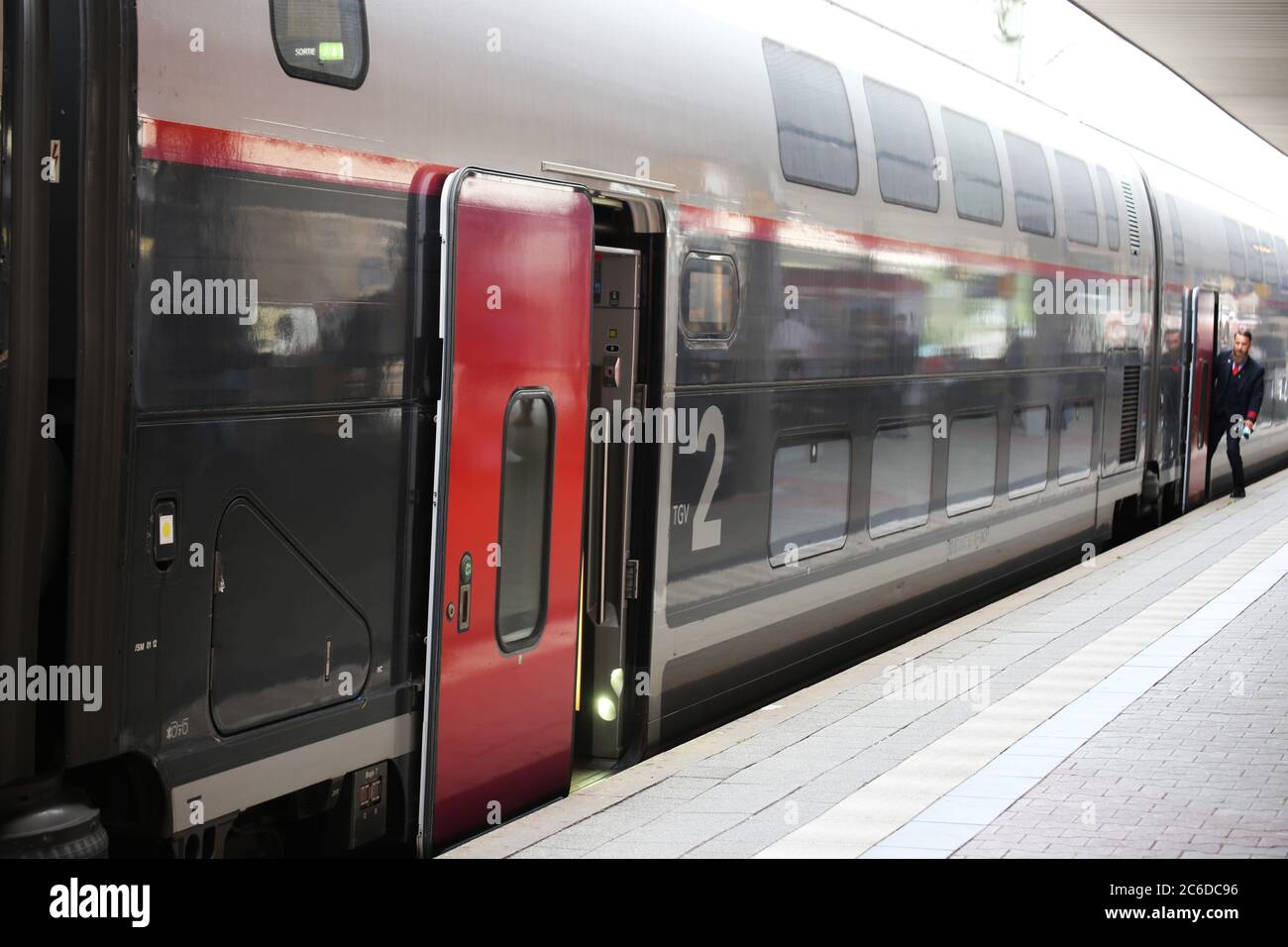 Fermata del TGV alla stazione centrale di Mannheim (Baden-Wurttemberg, Germania, 8 luglio 2020) Foto Stock