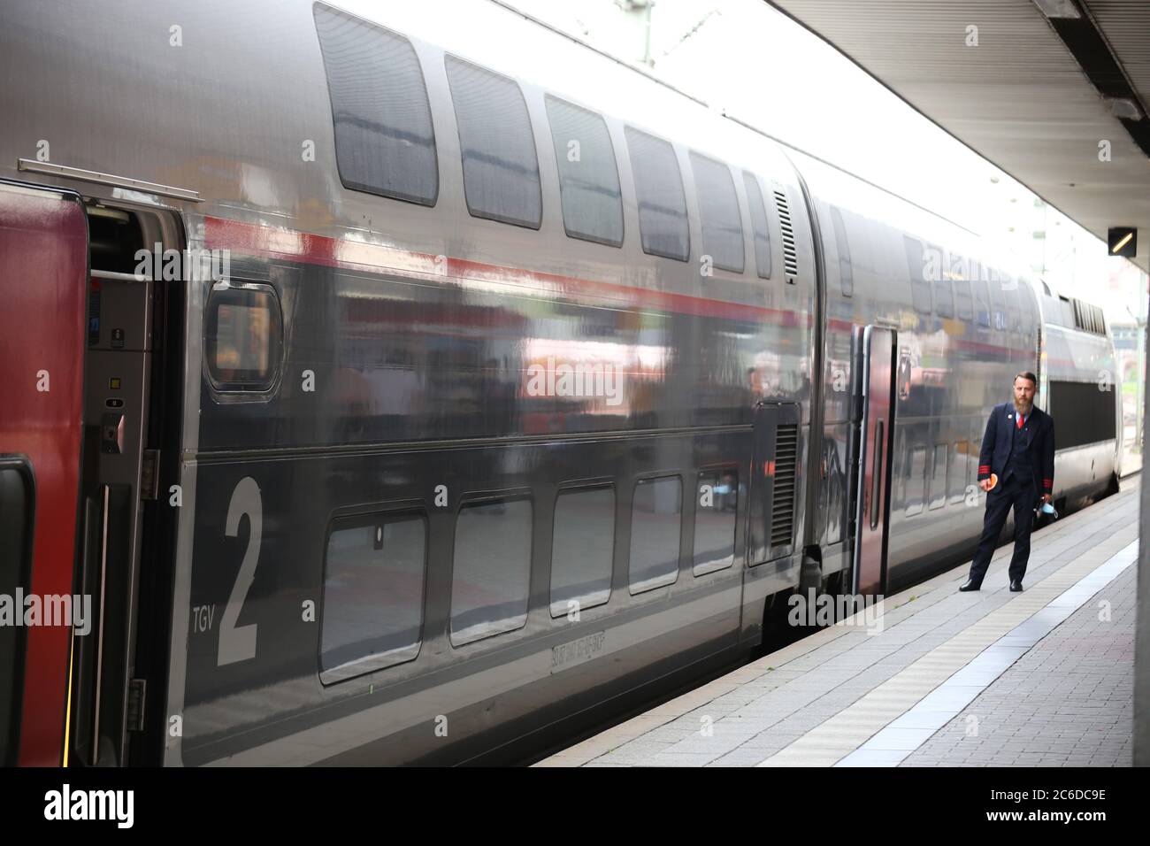 Fermata del TGV alla stazione centrale di Mannheim (Baden-Wurttemberg, Germania, 8 luglio 2020) Foto Stock