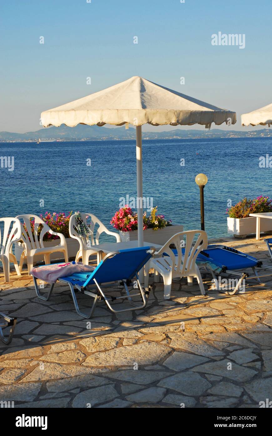 Mattina presto in hotel, Corfu, Grecia, con asciugamano sul lettino da prendere per prenotarlo per uso successivo Foto Stock