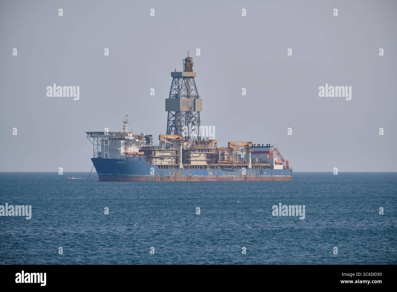 La piattaforma di perforazione offshore turca effettua l'esplorazione di depositi minerali. Tasucu, provincia del Mersin, Turchia - Marzo 2020. Foto Stock