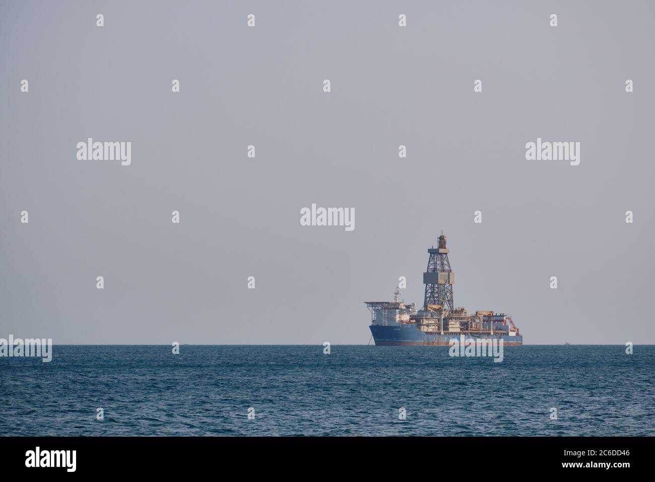 la piattaforma di perforazione offshore effettua l'esplorazione di depositi minerali. Foto Stock