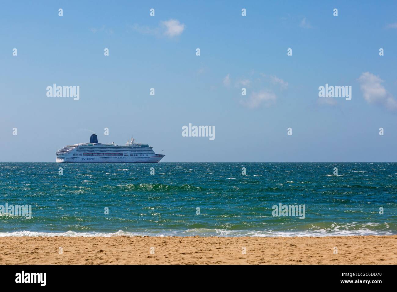 P&o Cruises nave da crociera Aurora ancorata a Poole Bay, Bournemouth, Dorset UK nel mese di giugno durante il blocco pandemico di Coronavirus Covid 19 Foto Stock