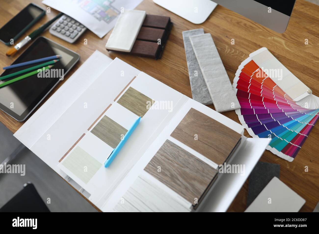 Campioni di prodotti con tavolozza colori sono riportati sul tavolo. Foto Stock