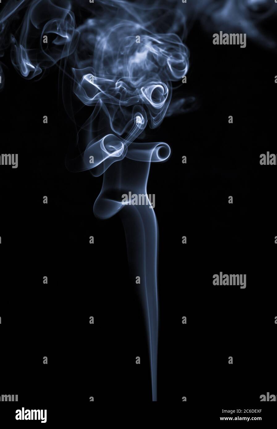 Fumo bianco isolato su sfondo nero, movimento astratto di fumo. Foto Stock