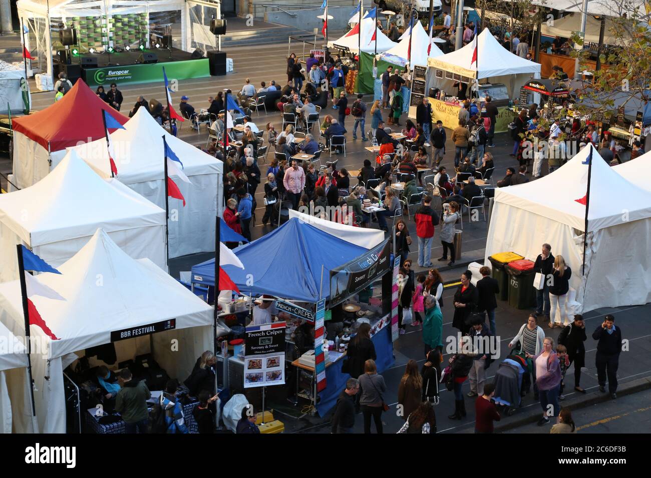 Una vista aerea del ‘Bleu, blanc, rouge festival’, che celebra la Bastiglia Day a Dogana House Square, Circular Quay a Sydney. Foto Stock