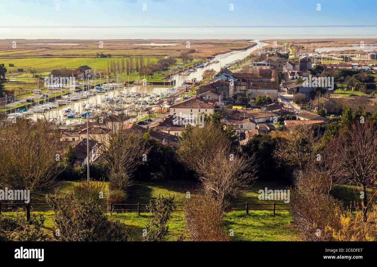 Mortagne-sur-Gironde, dipartimento Charente-Maritime, Poitou-Charentes, Francia, sulle rive dell'estuario della Gironda. Vista sul porto, fuori stagione. Foto Stock