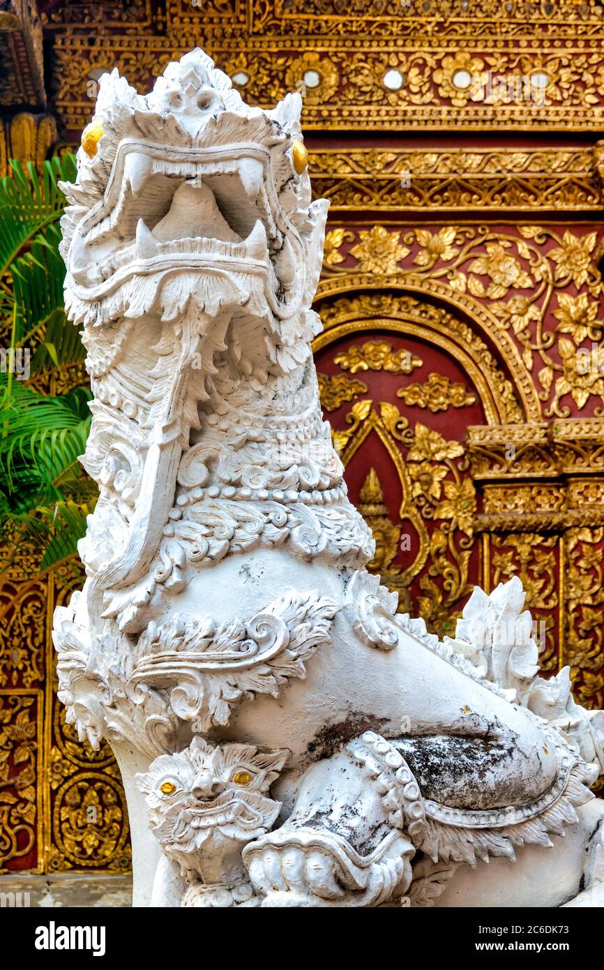 Singh (Leone Guardiano) statua di fronte a Wat Mahawan, Chiang mai, Thailandia Foto Stock