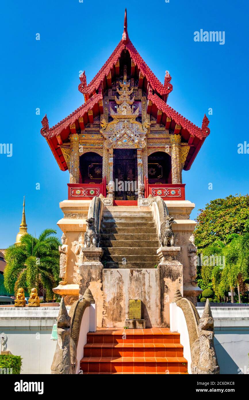 Dettaglio dell'ho trai (Biblioteca) di Wat Phra Singh a Chiang mai Foto Stock