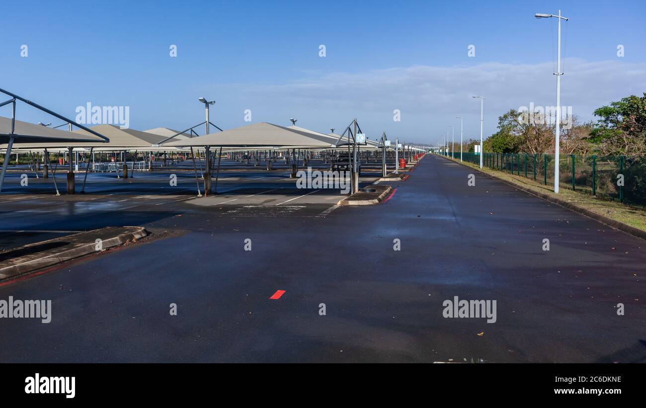 Parcheggio sotterraneo per l'aeroporto vuoto con centinaia di posti auto aperti, nessuna gente non lavora. Foto Stock