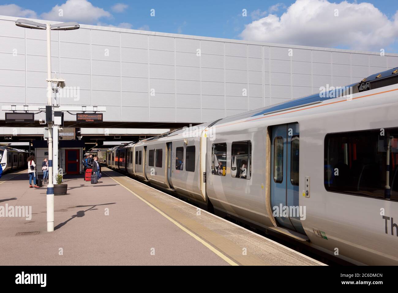 Treno Thameslink all'aeroporto di Gatwick Foto Stock