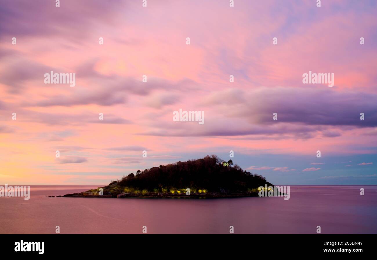 Isla de Santa Clara al tramonto - San Sebastián, Spagna Foto Stock