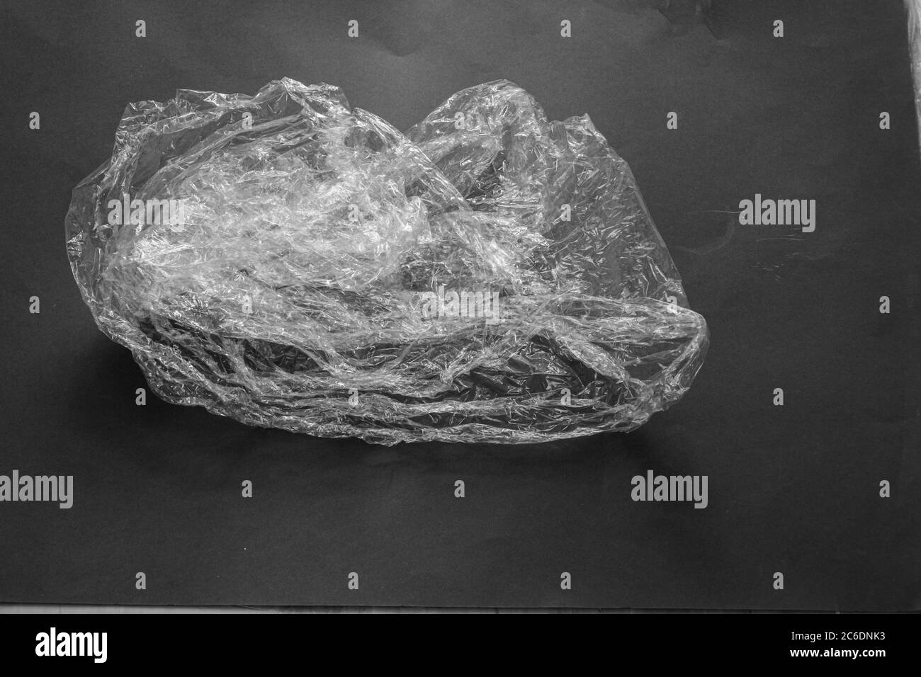 sacchetto di plastica stropicciato in bianco e nero, concetto di inquinamento ambientale e riciclaggio Foto Stock