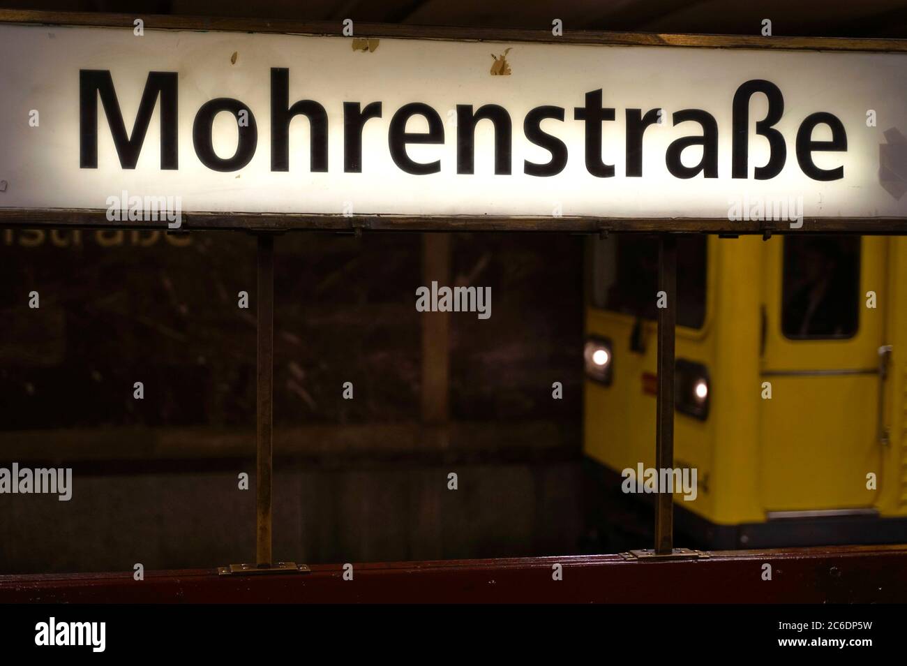 Berlino, Germania. 8 luglio 2020. La stazione della metropolitana di Berlino Mohrenstrasse si chiamerà Glinkastrasse in futuro - questo annuncio ha portato dure critiche al BVG: Perché il compositore russo Glinka si dice essere Antiscon. La stazione della metropolitana fu aperta nel 1908 e, secondo il BVG, portava già i nomi Kaiserhof (1908-1950), Thalmannplatz (1950-1986) e otto-Grotewohl-Strasse (1986-1991). Dal 1991 è stata chiamata Mohrenstrasse (fonte: Rbb24). Berlino, 8 luglio 2020 | utilizzo nel mondo Credit: dpa/Alamy Live News Foto Stock