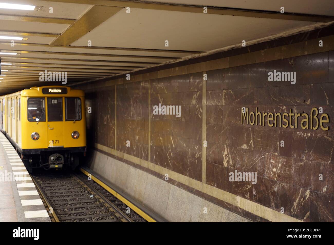 Berlino, Germania. 8 luglio 2020. La stazione della metropolitana di Berlino Mohrenstrasse si chiamerà Glinkastrasse in futuro - questo annuncio ha portato dure critiche al BVG: Perché il compositore russo Glinka si dice essere Antiscon. La stazione della metropolitana fu aperta nel 1908 e, secondo il BVG, portava già i nomi Kaiserhof (1908-1950), Thalmannplatz (1950-1986) e otto-Grotewohl-Strasse (1986-1991). Dal 1991 è stata chiamata Mohrenstrasse (fonte: Rbb24). Berlino, 8 luglio 2020 | utilizzo nel mondo Credit: dpa/Alamy Live News Foto Stock