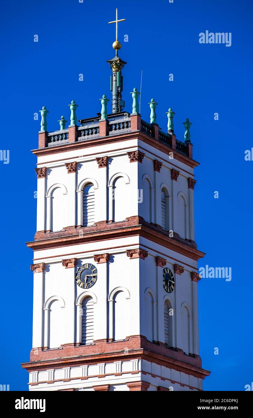 Neustrelitz, Germania. 23 Giugno 2020. La torre della chiesa cittadina sul mercato rotondo posto a Neustrelitz. La chiesa di 230 anni ha una torre alta 45 metri che è aperta ai visitatori come piattaforma di osservazione. La chiesa è stata costruita dal 1768 al 1778 secondo i piani del medico di corte Johann Christian Verpoorten come edificio di sala. La torre fu costruita dal 1828 al 1831 dal capomastro Friedrich Wilhelm Buttel. Credit: Jens Büttner/dpa-Zentralbild/ZB/dpa/Alamy Live News Foto Stock