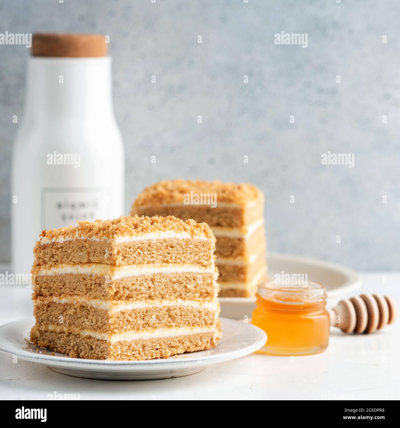 Torta al miele Medovik tagliata a forma quadrata. Vista in primo piano Foto Stock