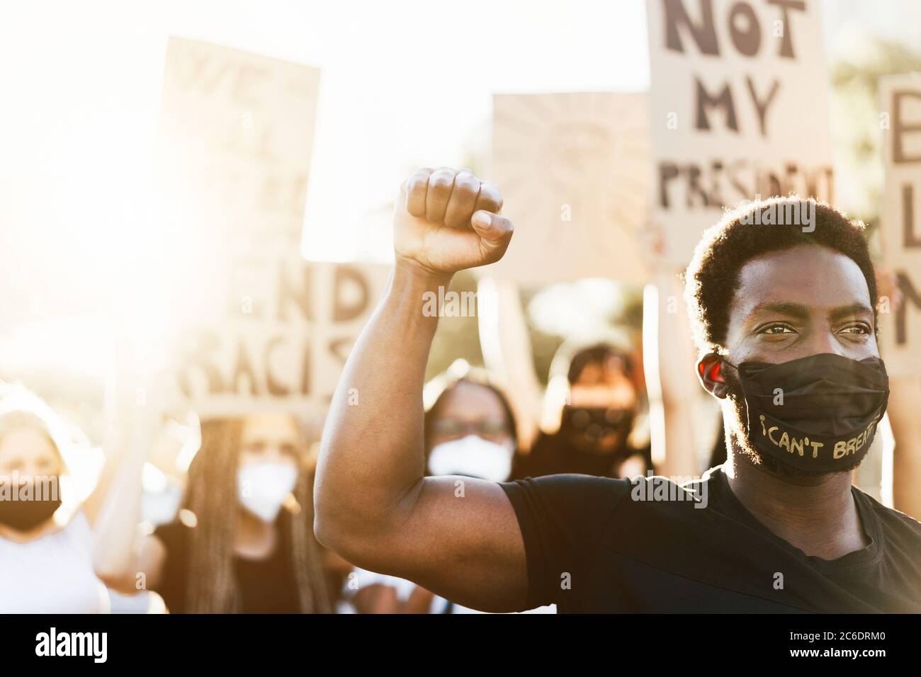 Giovane uomo nero che indossa la maschera durante la protesta di pari diritti - concetto di dimostranti sulla strada per Black Lives materia e non posso respirare campagna - Foto Stock