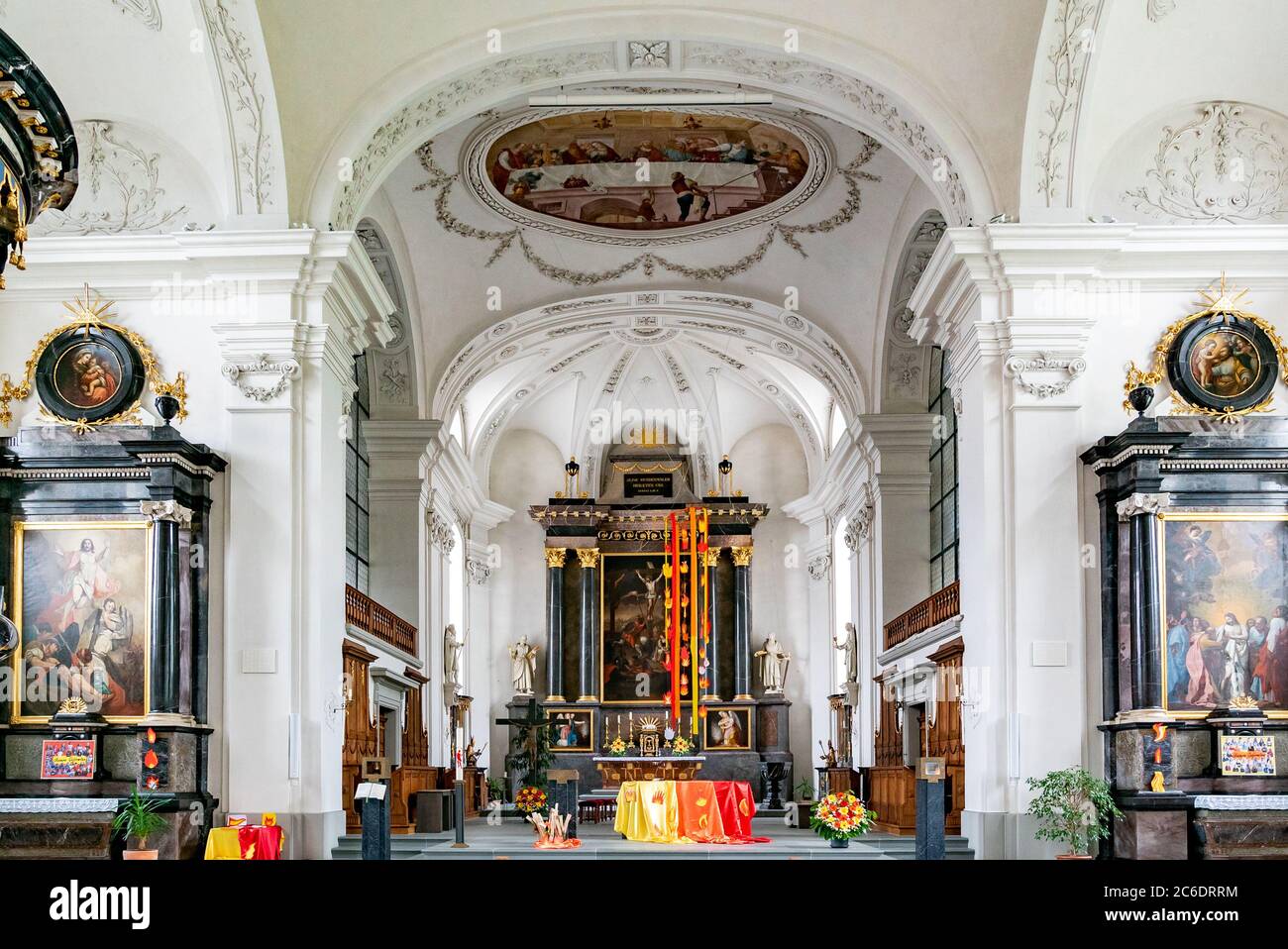 Willisau, LU / Svizzera - 3 luglio 2020: Vista interna della chiesa di Pietro e Paolo con l'altare maggiore Foto Stock