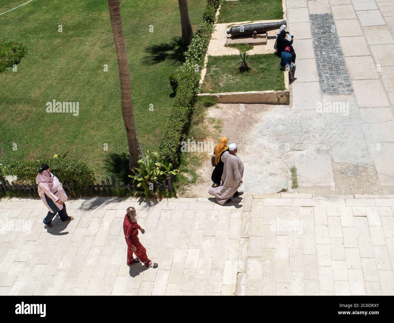 Alessandria, Egitto, 2020 giugno, turisti a piedi all'interno della cittadella di quaitbay Foto Stock