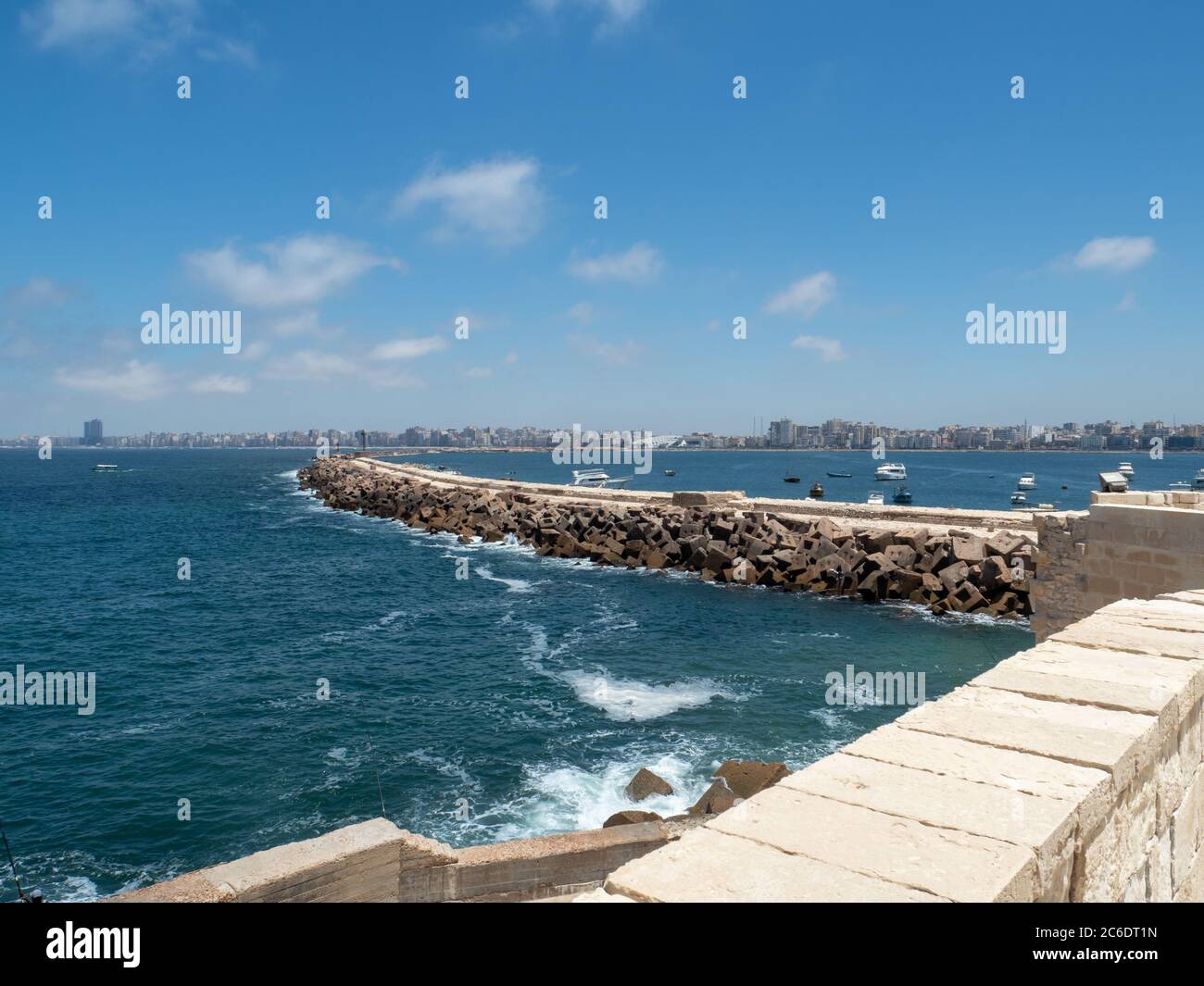 Una vista dalla cittadella di quaitbay sulla costa e lo skyline di Alessandria Foto Stock