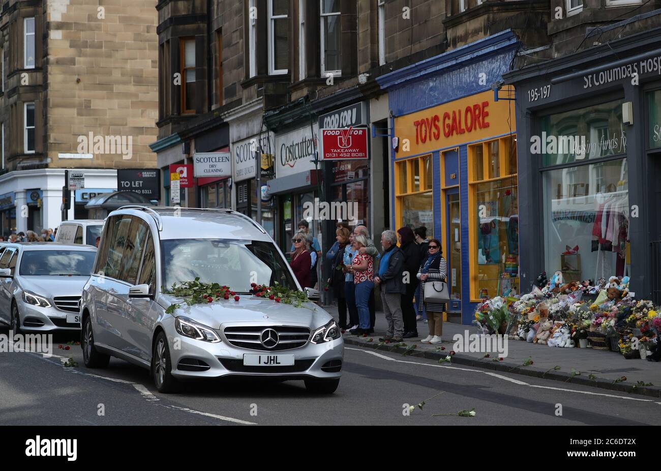 Fiori sul corteo funebre di Xander Irvine, il ragazzo di tre anni ucciso per incidente a Morningside, Edimburgo, quando un'auto si è schiantata su un marciapiede il 30 giugno. Foto Stock