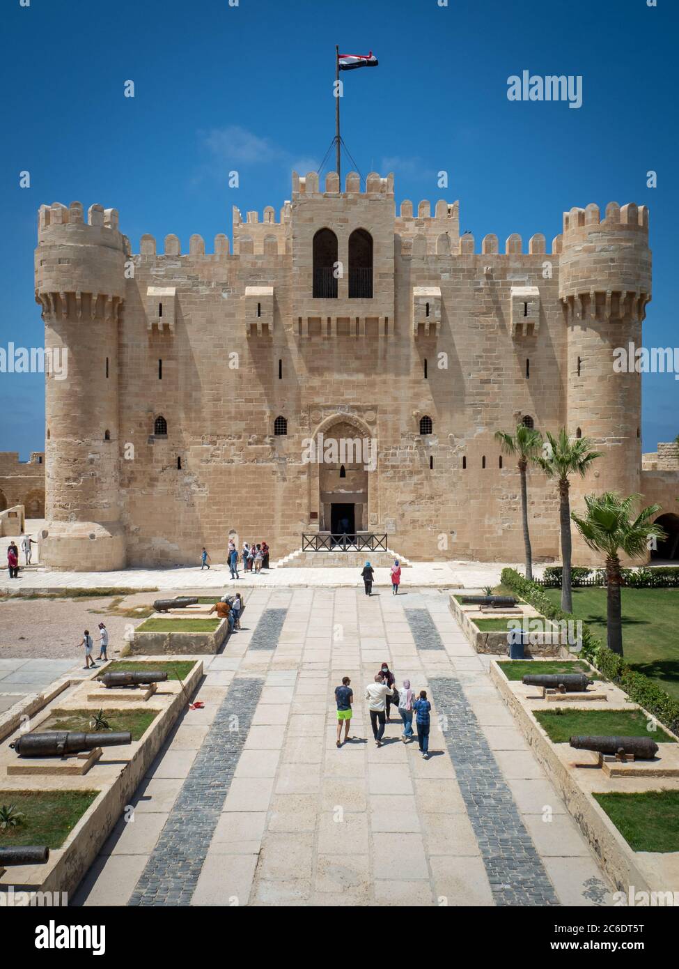 Alessandria, Egitto, 2020 giugno, la cittadella di quaitbay con alcuni turisti dopo la riapertura Foto Stock
