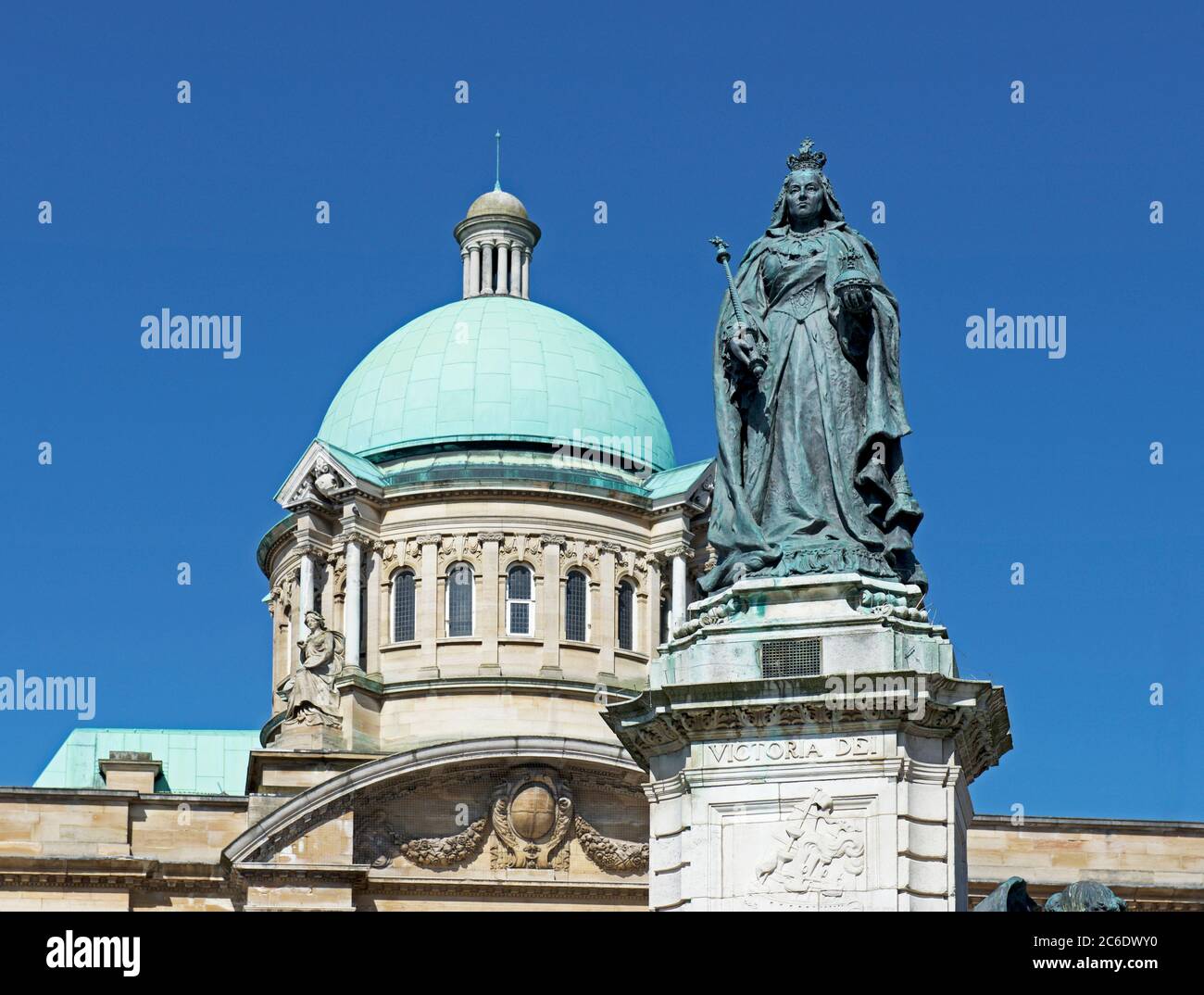 Statua della Regina Vittoria, e la cupola del municipio, in Queen Victoria Square, Hull, Humberside, East Yorkshire, Inghilterra UK Foto Stock