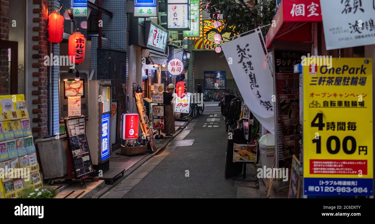 Quartiere Sangenjaya vicoli della vecchia scuola o yokocho pieno di minuscoli ristoranti, pub e negozi, Tokyo, Giappone al tramonto. Foto Stock