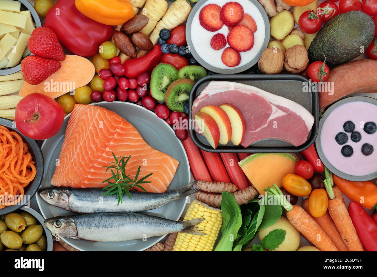 Cibo per la salute per facilitare la sindrome dell'intestino irritabile. Alimenti sani ad alto contenuto di antiossidanti, proteine, fibre alimentari, vitamine, minerali, carboidrati intelligenti e omega 3. Foto Stock