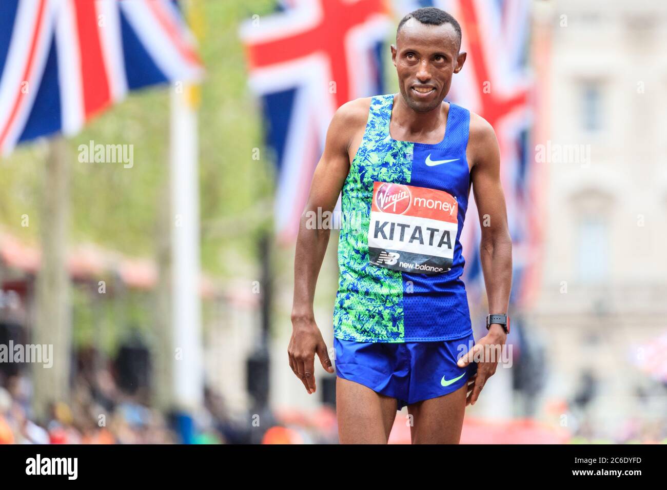 Shura Kitata Tola, Etiopia, nella Maratona di Londra dei soldi della Vergine 2019 Foto Stock
