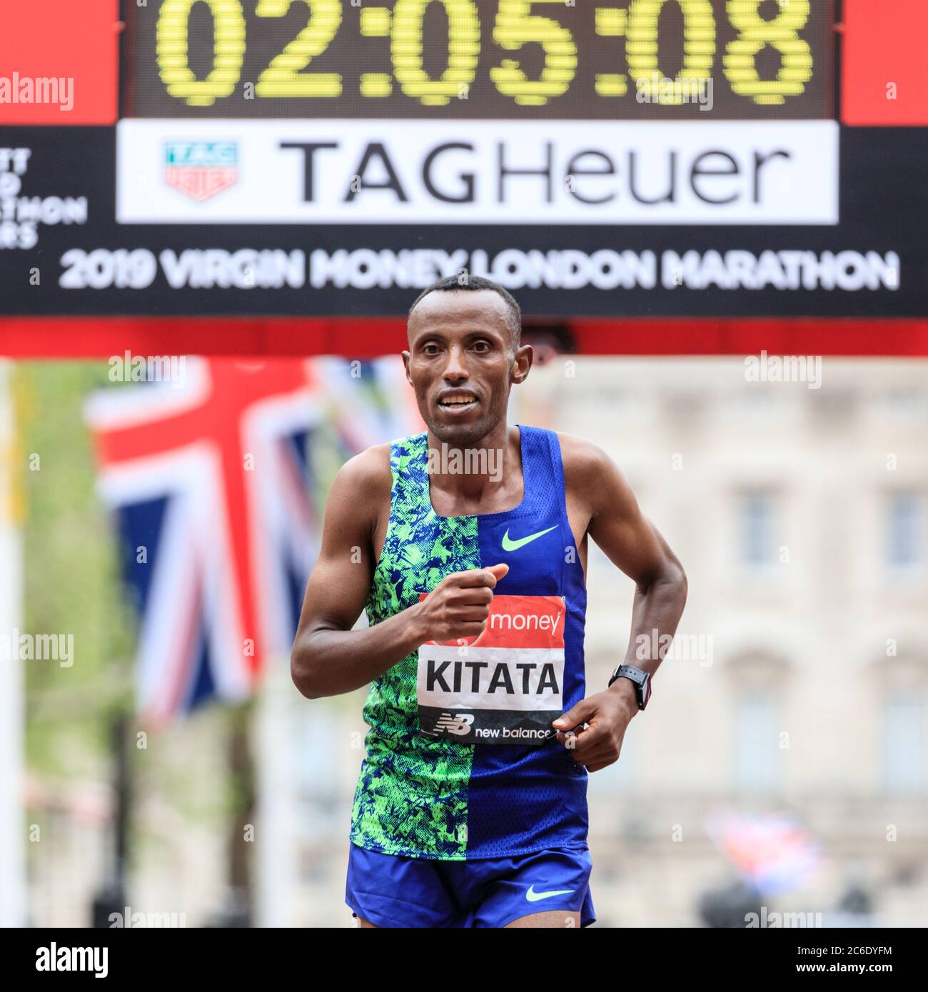 Shura Kitata Tola, Etiopia, nella Maratona di Londra dei soldi della Vergine 2019 Foto Stock