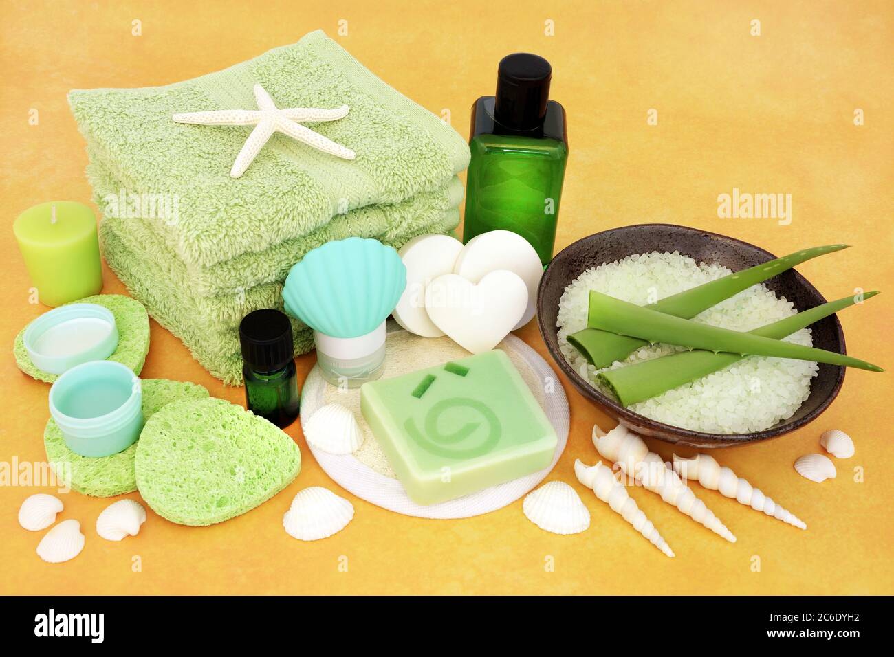 Estate vacanza spiaggia oggetti con conchiglie, infradito, cocco, corda e protezione solare lozione. Concetto di vacanza a tema su sfondo giallo con c Foto Stock