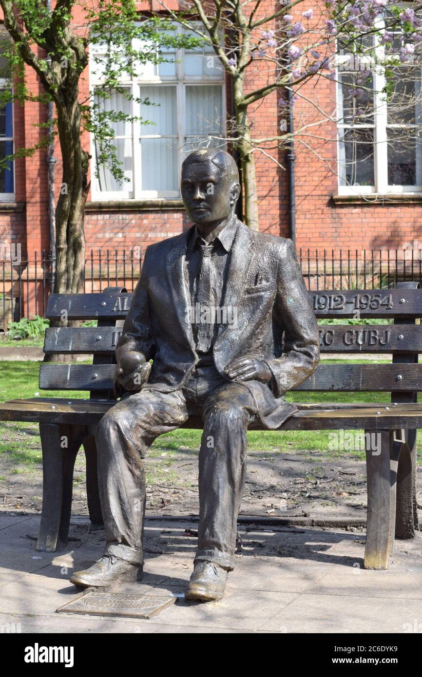 Monumento commemorativo di Alan Turing, Sackville Park, Manchester, Regno Unito. Statua seduta su una panchina nel parco. Foto Stock