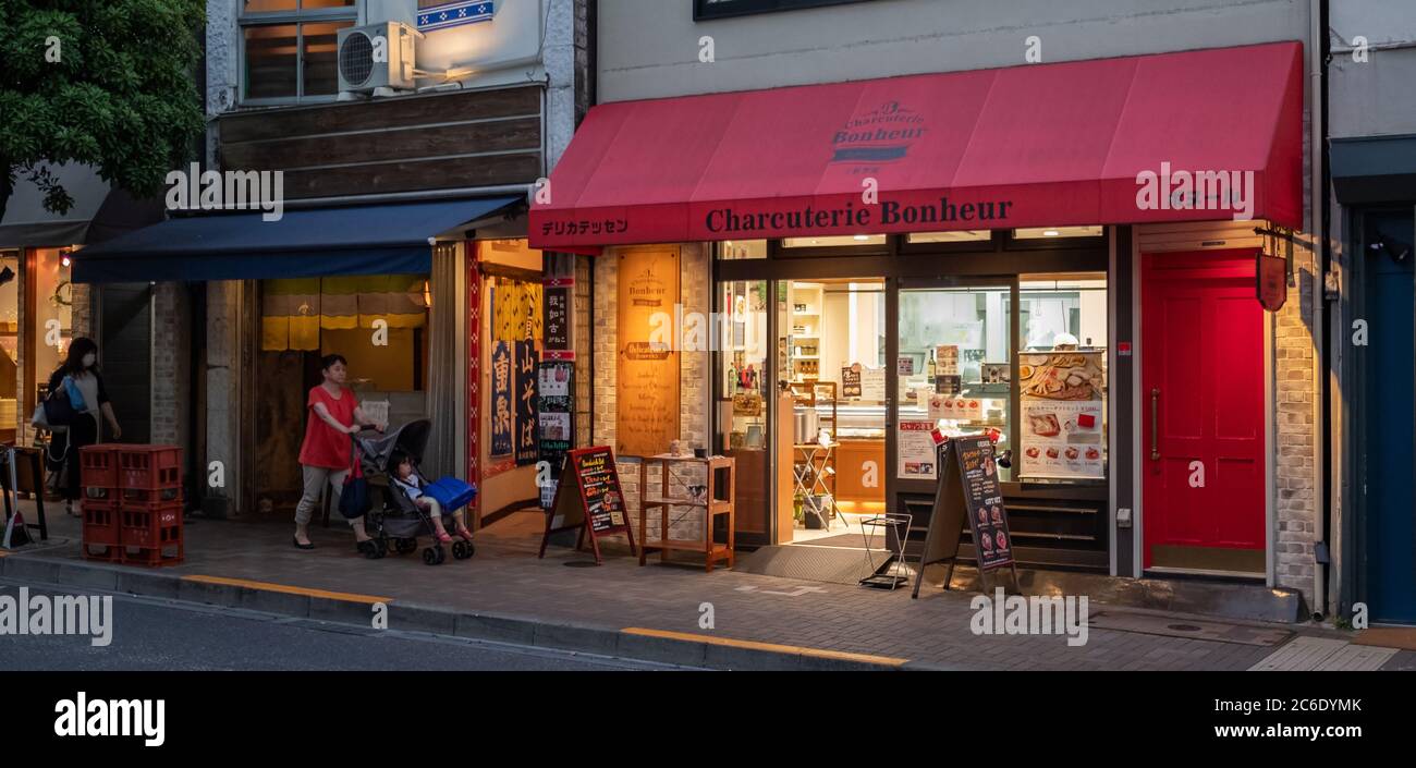 Piccoli negozi nel quartiere di Sangenjaya, Tokyo, Giappone Foto Stock