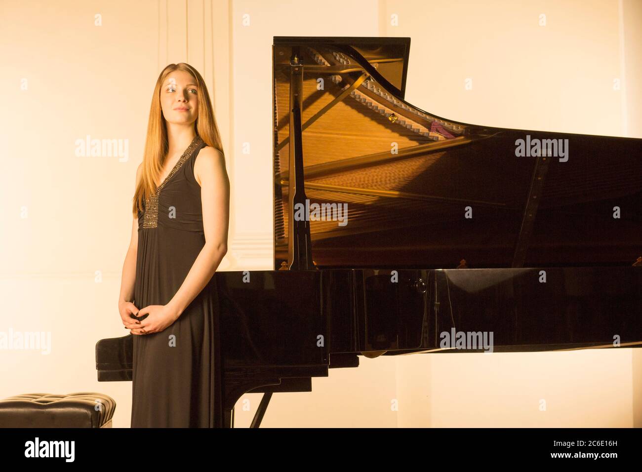 Pianista in piedi al piano Foto Stock