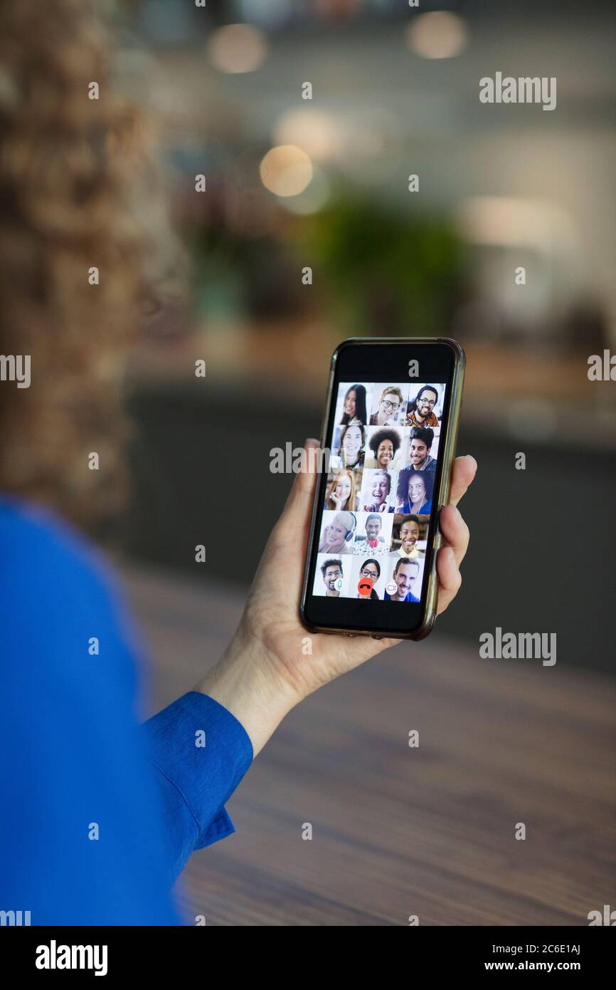 Chat video degli amici sullo schermo dello smartphone Foto Stock