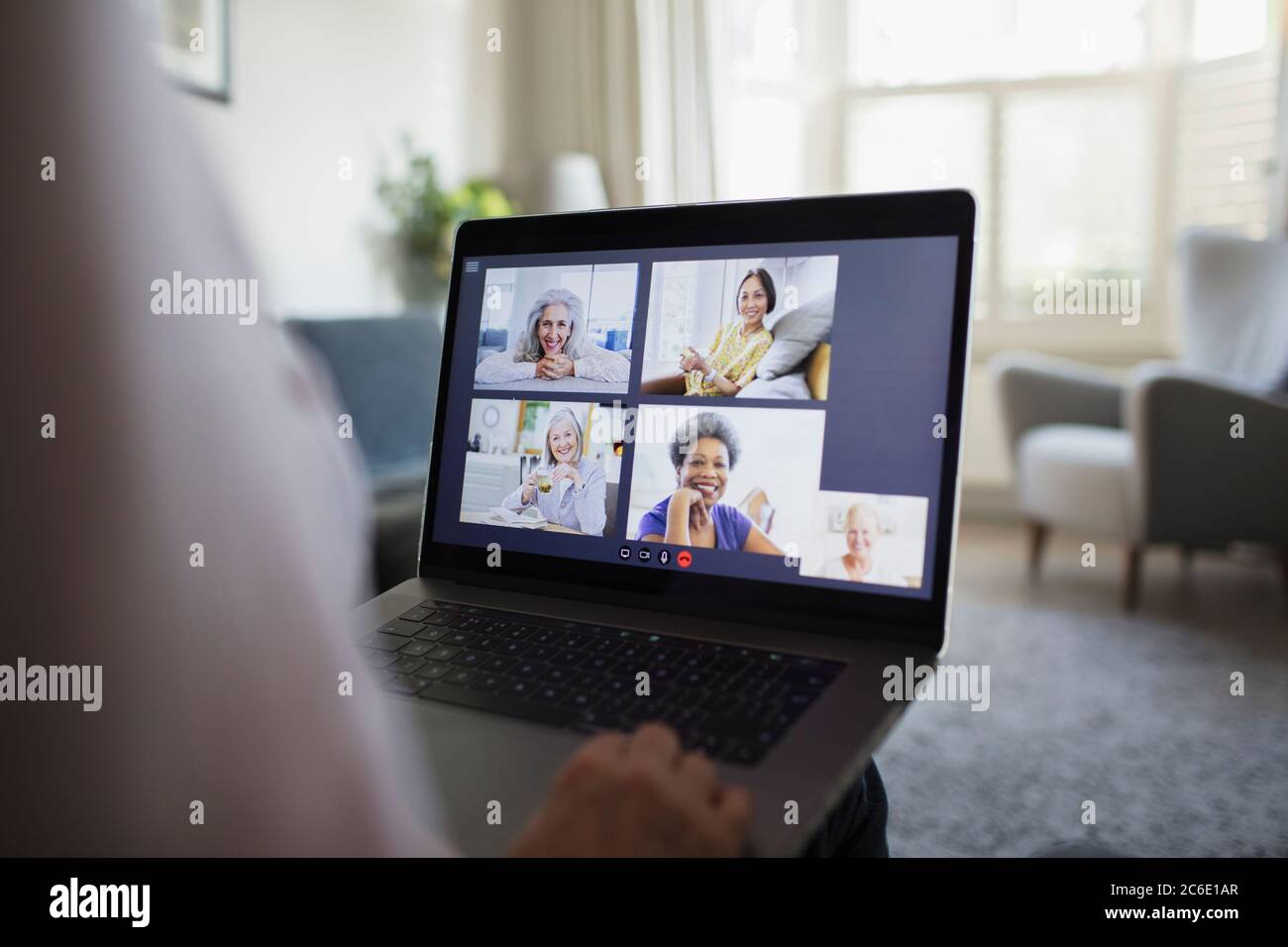 Videoconferenza per donne senior sullo schermo del computer portatile Foto Stock