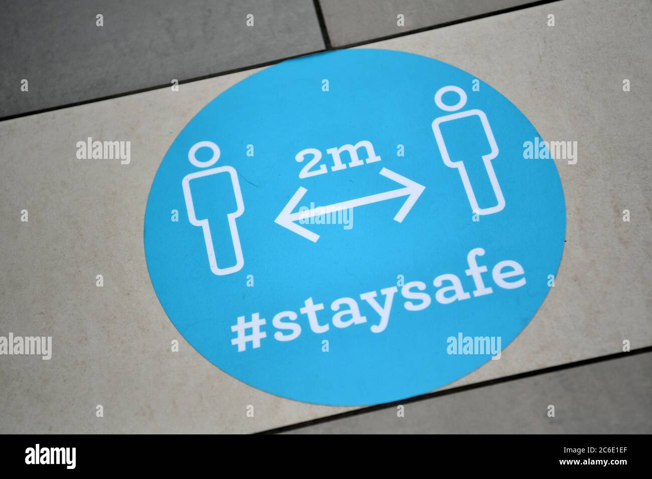 Misure di distanza sociale a Piazza, Camberley, Surrey in preparazione per la riapertura dopo il blocco. La pandemia di Coronavirus del 2020 ha chiuso i negozi e imposto il blocco in tutto il Regno Unito. A giugno, i negozi sono finalmente autorizzati ad aprire. Foto scattata 11 Giugno 2020 Foto Stock
